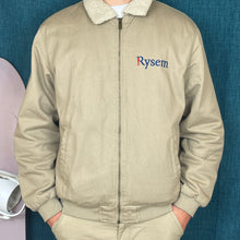 Charger l&#39;image dans la galerie, Collection Hiver 2024: Veste R Phare écoresponsable col sherpa unisexe Wet Sand